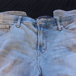 Torrid Skyhigh Skinny Crop Jeans. Size 16.